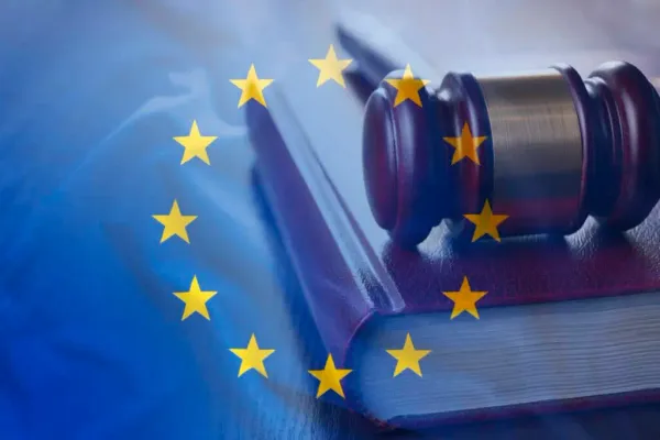 Marteau de juge devant le drapeau européen